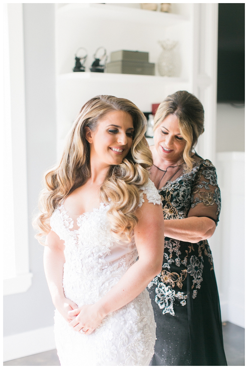 sweet mother-daughter moment on wedding day